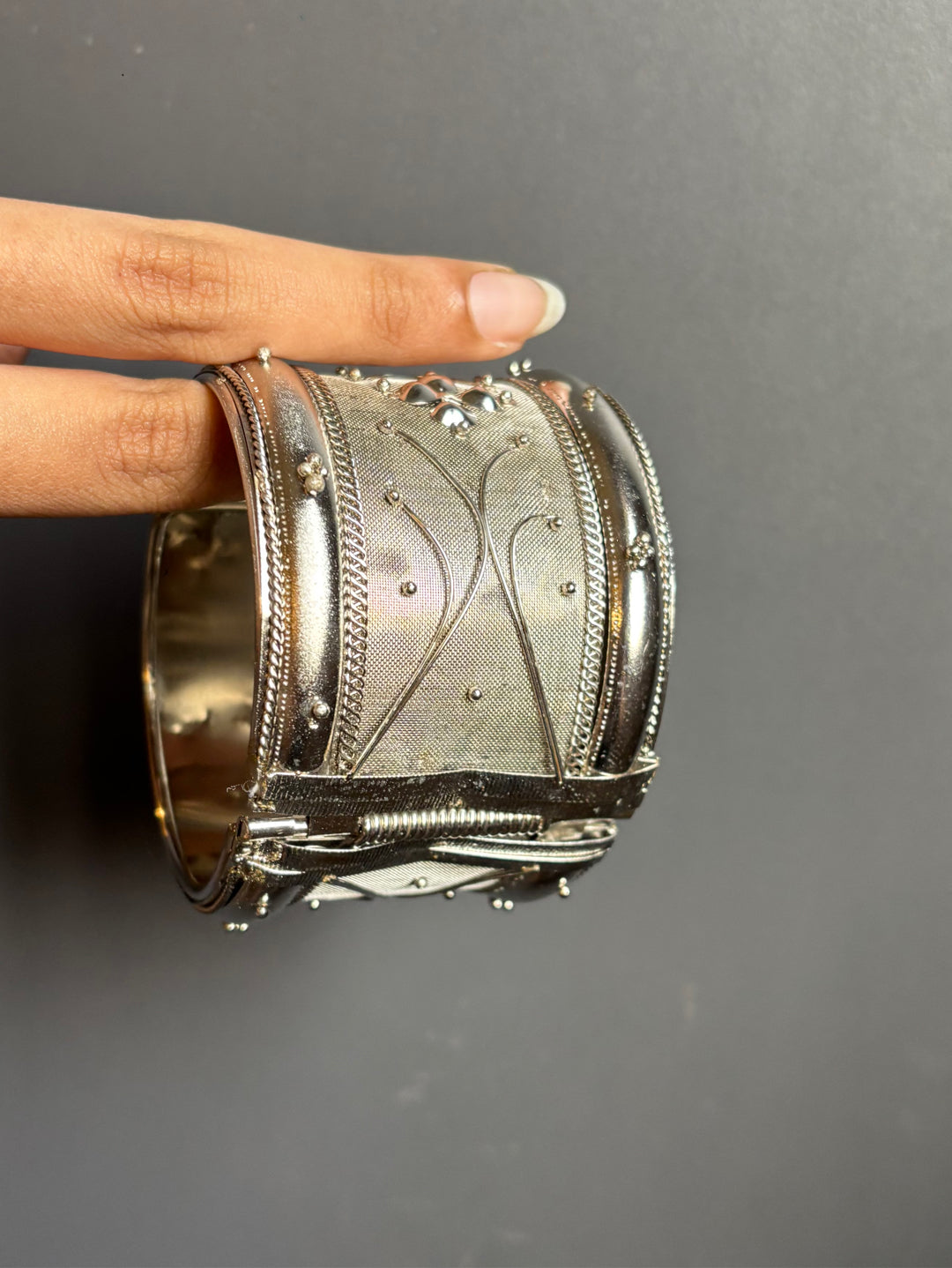 सिल्व तीखा टेखा club cuff reference photo 3